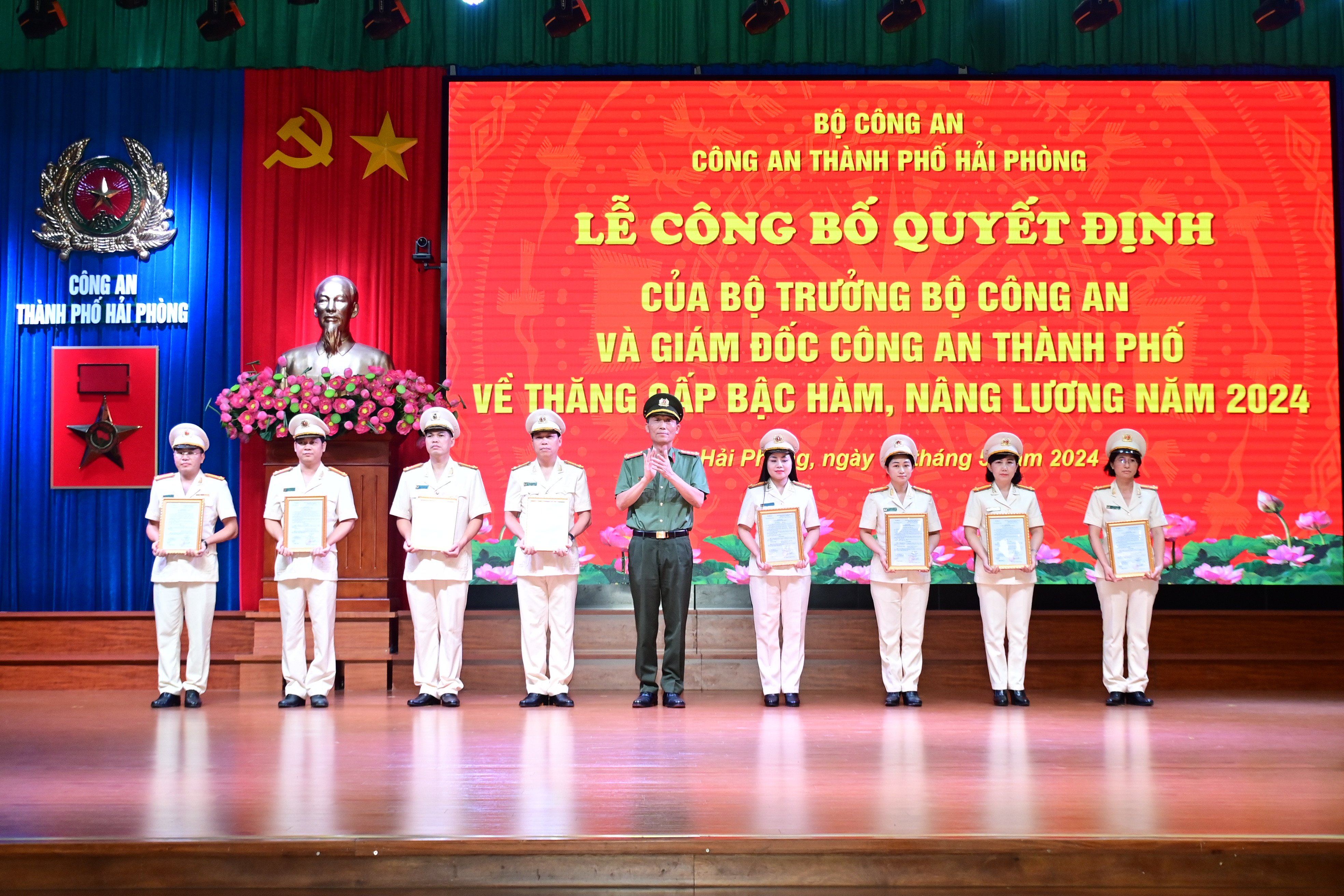 Công bố Quyết định của Bộ trưởng Bộ Công an và Giám đốc CATP về thăng cấp bậc hàm, nâng lương năm 2024